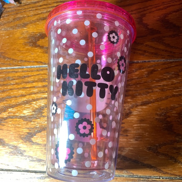 Hello Kitty cup with lid/straw - Picture 2 of 3
